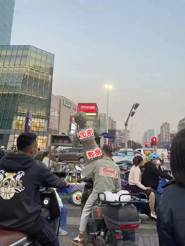 #吐槽说得太抽象可能有人听不明白, 所以 P 了张图.另外「端到端加密」现在也已经成为一种事实上的互联网营销术语了. 用端对端, 并不意味着就会让终端用户之间交换密钥, 也不意味着明文数据在进入网络之前就不会被扫描, 更不意味着 