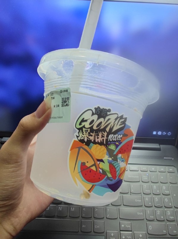 我要称它为「一杯即可让人一个月不想喝奶茶」的奶茶，1000cc 确实多到能让人喝吐，开喝之前我还一直好奇为什么盖子上有两个孔，居然是可以两个人一起喝！！ #吐槽我要称它为「一杯即可让人一个月不想喝奶茶」的奶茶，1000cc 确实多到能让人喝吐，开喝之前我还一直好奇为什么盖子上有两个孔，居然是可以两个人一起喝！！ #吐槽