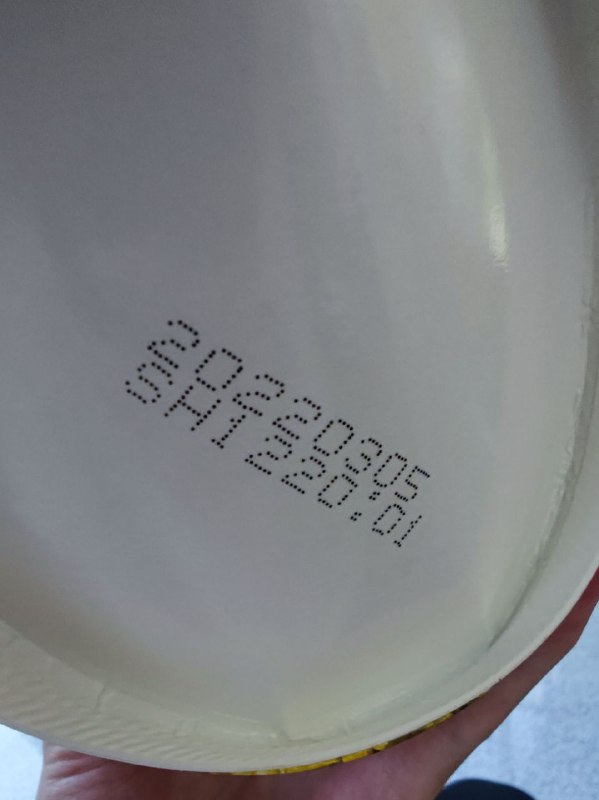 今天在机场买到的酸菜面，产地上海，生产日期还在 315 之前