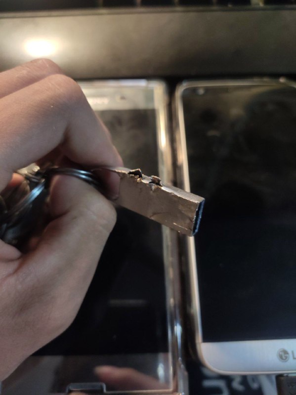 12号那天出的事，人受伤了钥匙串上的U盘也变成这个样子了