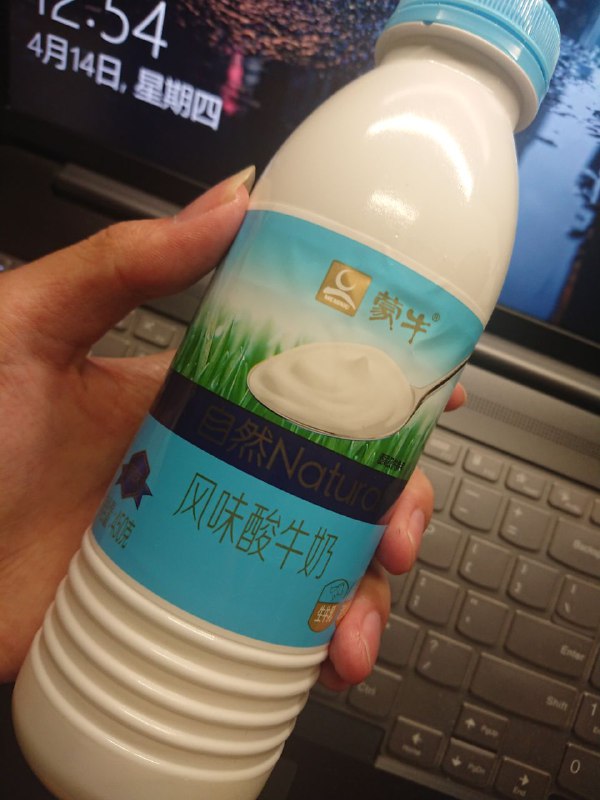 蒙牛的「Natural自然」酸奶，一瓶八块钱 450 克，除了瓶子丑以外没有缺点了，直接用瓶子倒酸奶喝的感觉爽爆，另外还有其他口味的，内容的酸奶像是那种铝膜小盒装的经典酸奶味道
