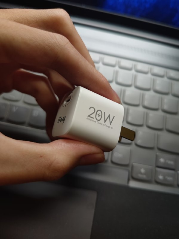 自从 iPhone 取消附赠充电头之后, 这种迷你 GaN 类型的充电头突然爆发式增长, 在此之前 GaN 的手机充电头也存在, 但很少有厂商愿意去做这个功率的, QC 3.0 的头也从来没有这样的待遇. #吐槽