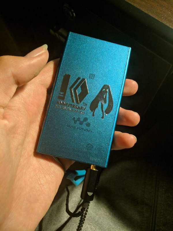 想起两年前买不起 Walkman A35 联名, 然后自己画图去淘宝定制金属贴纸...🙈 #吐槽想起两年前买不起 Walkman A35 联名, 然后自己画图去淘宝定制金属贴纸...🙈 #吐槽