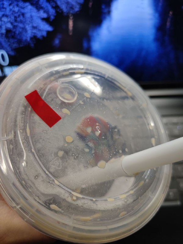 我要称它为「一杯即可让人一个月不想喝奶茶」的奶茶，1000cc 确实多到能让人喝吐，开喝之前我还一直好奇为什么盖子上有两个孔，居然是可以两个人一起喝！！ #吐槽我要称它为「一杯即可让人一个月不想喝奶茶」的奶茶，1000cc 确实多到能让人喝吐，开喝之前我还一直好奇为什么盖子上有两个孔，居然是可以两个人一起喝！！ #吐槽